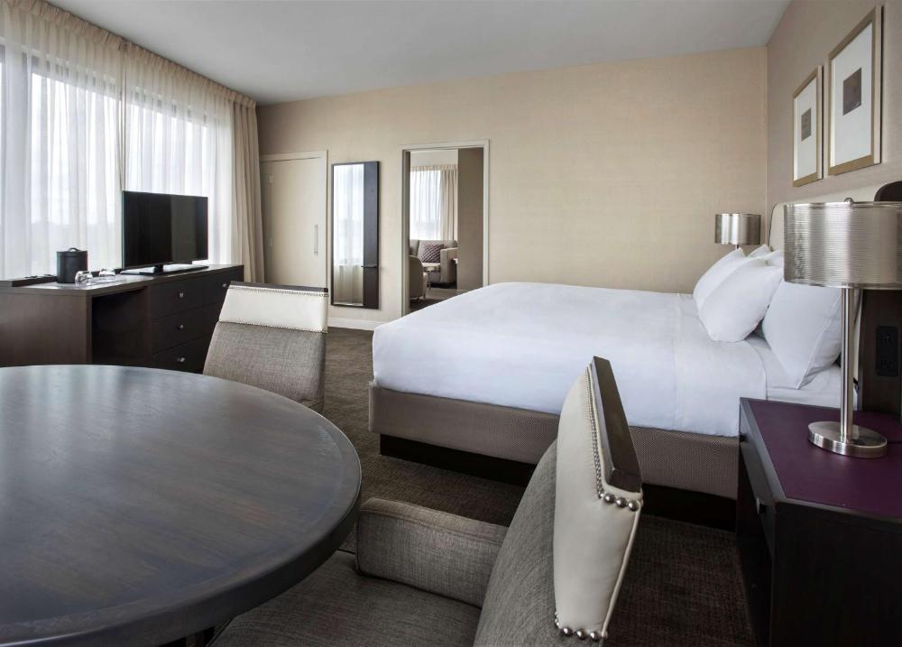 Deluxe King Room - High Floor interior